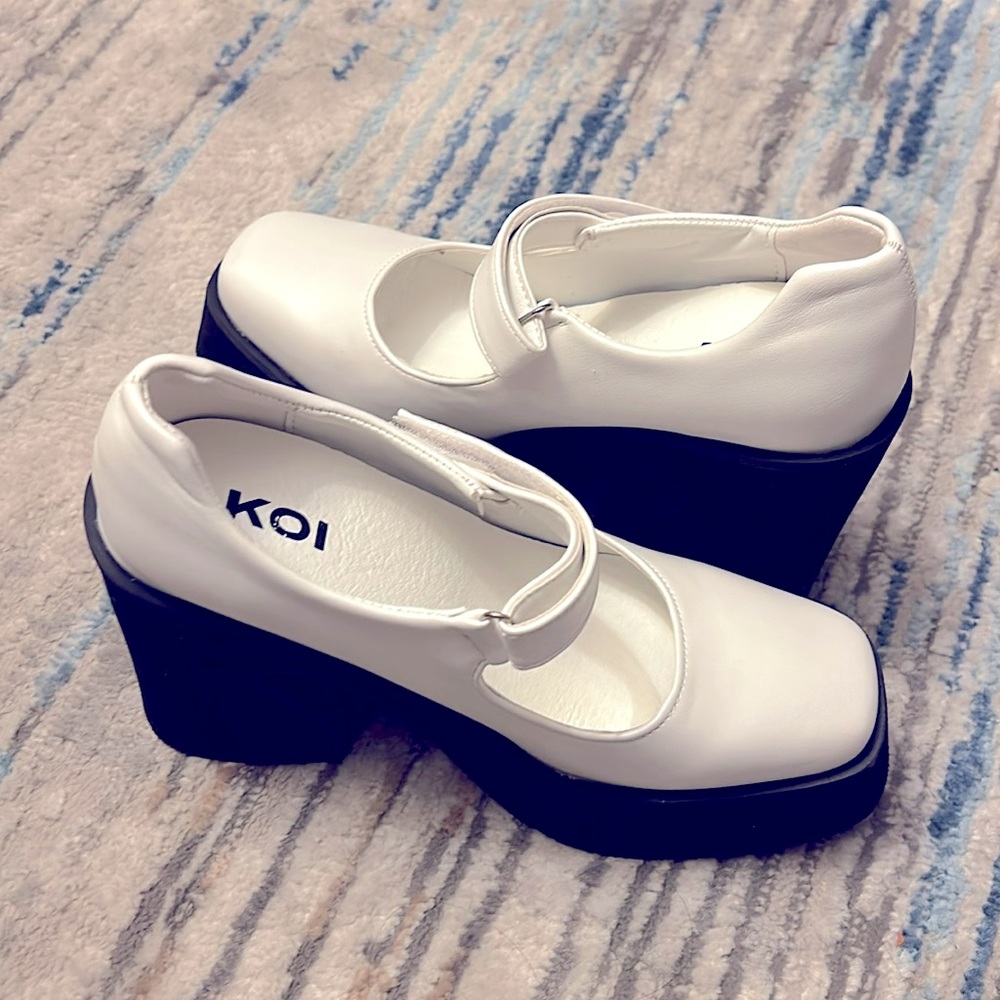 White shoes with black platform. Not tags. Not used.